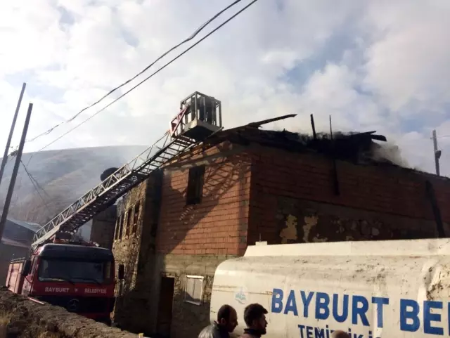 Bayburt'ta Yangın: 2 Ev, 1 Ahır ve 1 Samanlık Kullanılamaz Hale Geldi