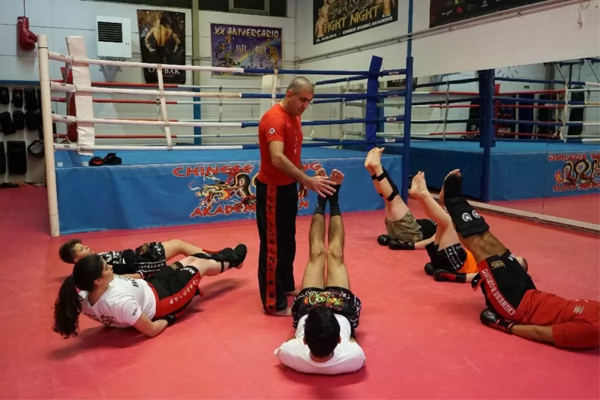 Berlin'de Türk Spor Hocası Çocuklarının Gözü Önünde Darp Edildi