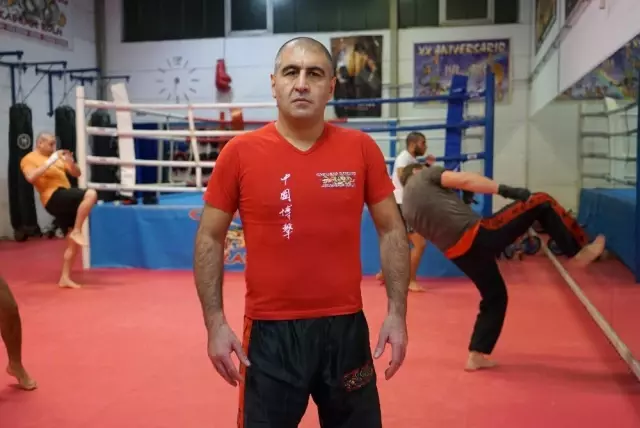 Berlin'de Türk Spor Hocası Çocuklarının Gözü Önünde Darp Edildi Berlin'de Türk Spor Hocası Çocuklarının Gözü Önünde Darp Edildi