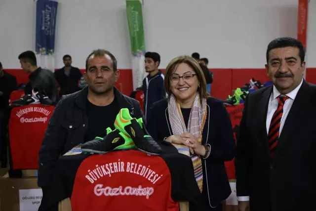 Büyükşehir, Bin 500 Amatör Futbolcuya Malzeme Yardımı Yaptı