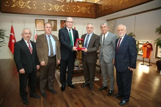 Eyüpsultan'ın Muhtarlarından Başkan Aydın'a Plaket