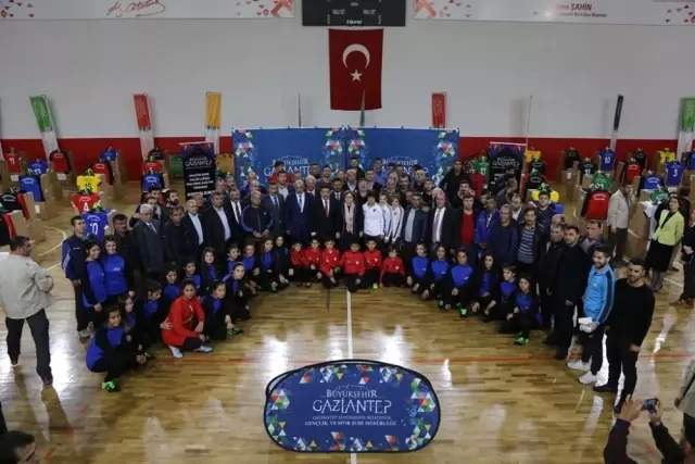Gaziantep'te Bin 500 Amatör Futbolcuya Malzeme Yardımı Yaptı
