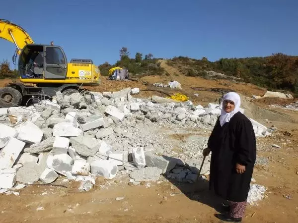 Hazine Arazisine Yaptığı Tek Katlı Evi Yıkıldı