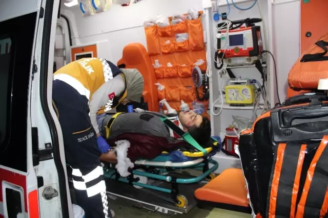 Kamyona Çarpan Otomobilin Tavanı Uçtu: 1'i Ağır 4 Yaralı