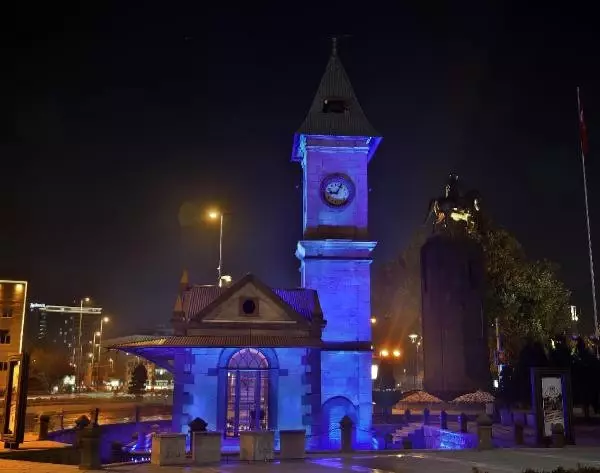 Kayseri'deki Saat Kulesi Mavi Işıkla Aydınlatıldı