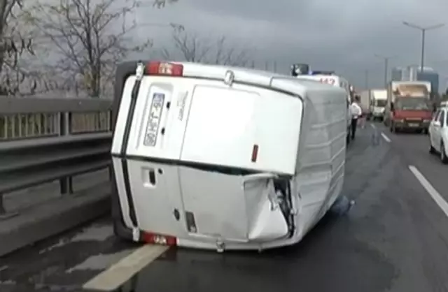 Tem Otoyolunda Su Yüklü Araç Devrildi, Trafik Kilitlendi