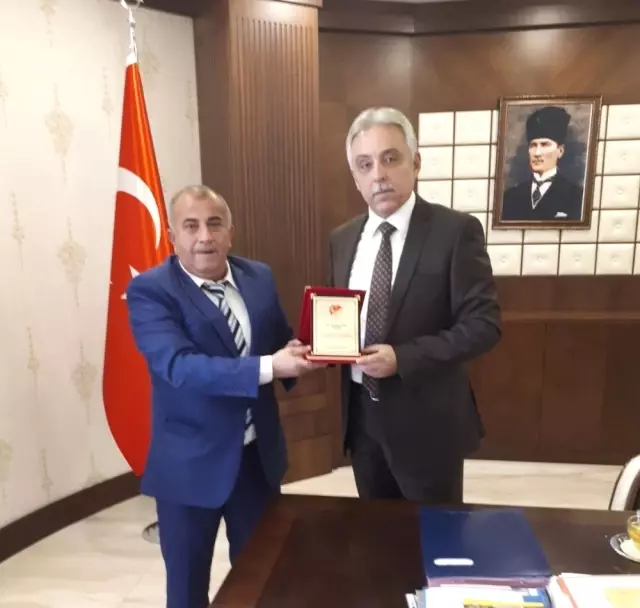 Tff Hakkari İl Temsilcisi Aykut'tan Vali Toprak'a Plaket