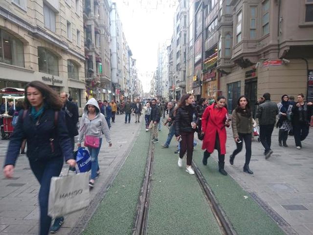 İstiklal Caddesi'nde tramvay yolu yeşillendi, vatandaş şaşırdı
