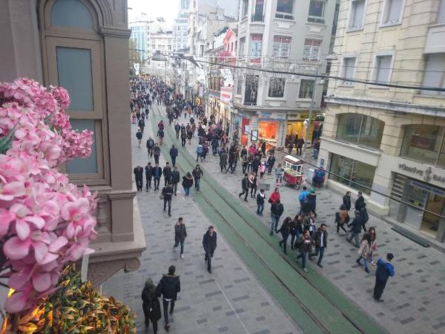 İstiklal Caddesi'nde tramvay yolu yeşillendi, vatandaş şaşırdı