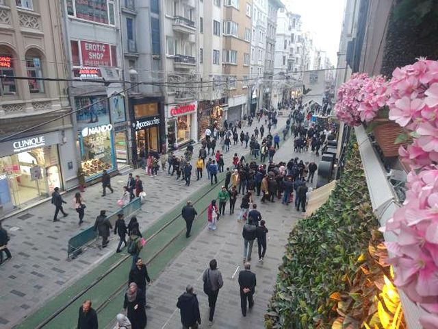 İstiklal Caddesi'nde tramvay yolu yeşillendi, vatandaş şaşırdı