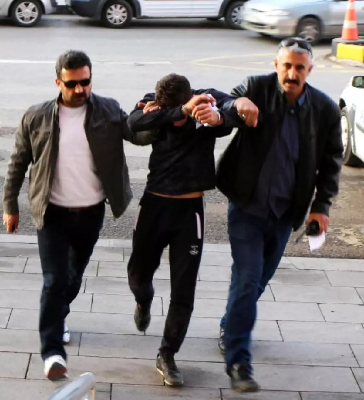 Otomobillerden Çaldığı Elektronik Eşyaları Satarken Yakalandı