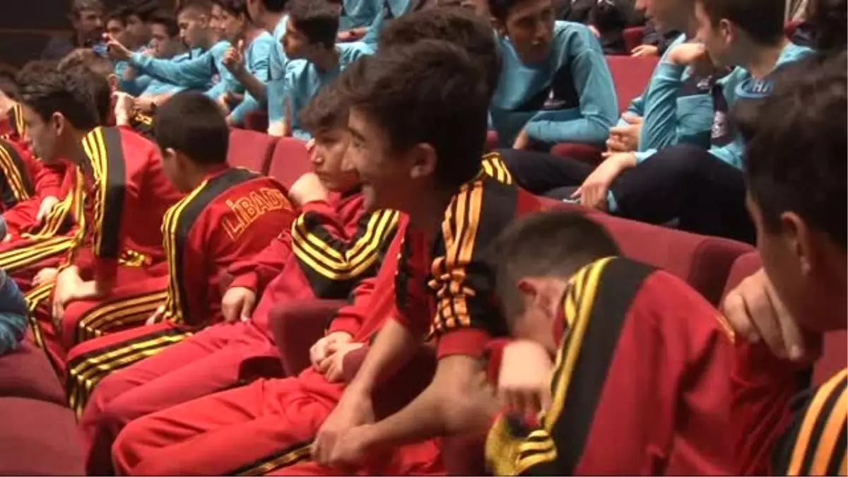 Futbolun Duayenleri Ataşehir'de Gençlerle Buluştu