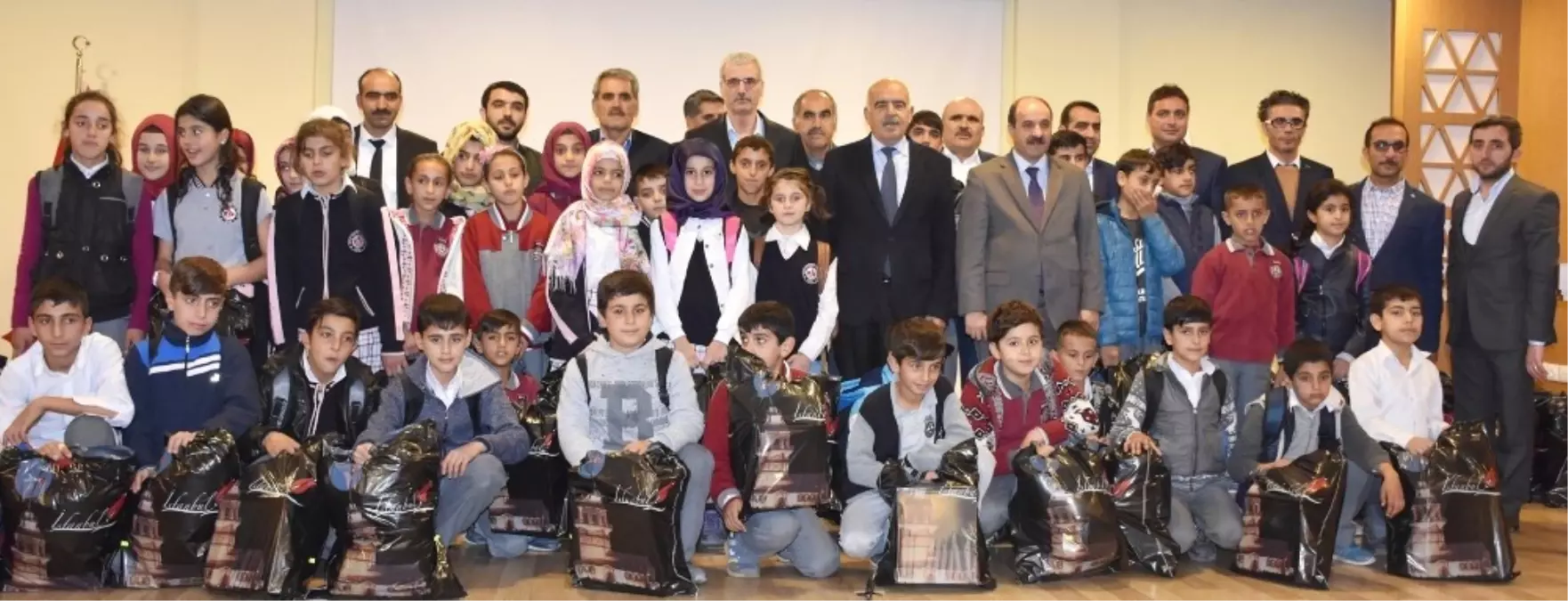 Genç'te Bin Öğrenciye Bot ve Mont Dağıtıldı