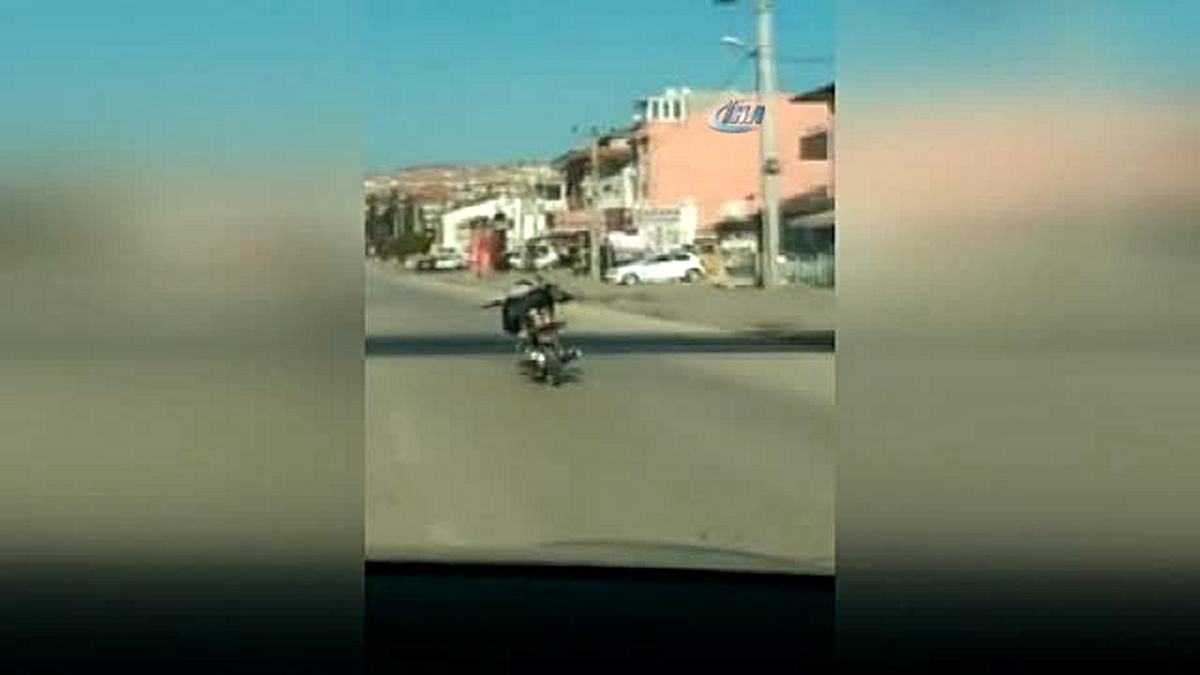 Yatarak Motosiklet Kullanan Genç Yürekleri Ağızlara Getirdi