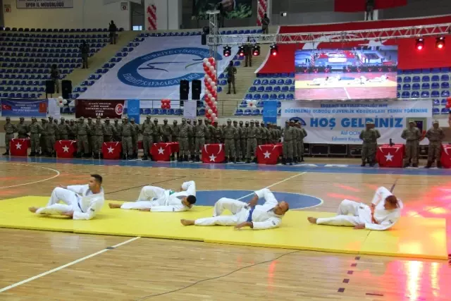 Boksör ve Karateci Koruculardan Gövde Gösterisi Boksör ve Karateci Koruculardan Gövde Gösterisi
