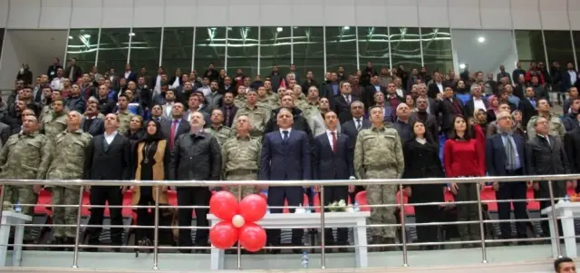 Boksör ve Karateci Koruculardan Gövde Gösterisi Boksör ve Karateci Koruculardan Gövde Gösterisi
