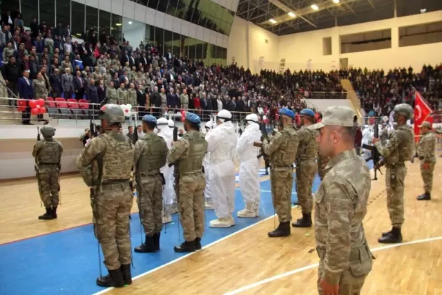 Boksör ve Karateci Koruculardan Gövde Gösterisi Boksör ve Karateci Koruculardan Gövde Gösterisi