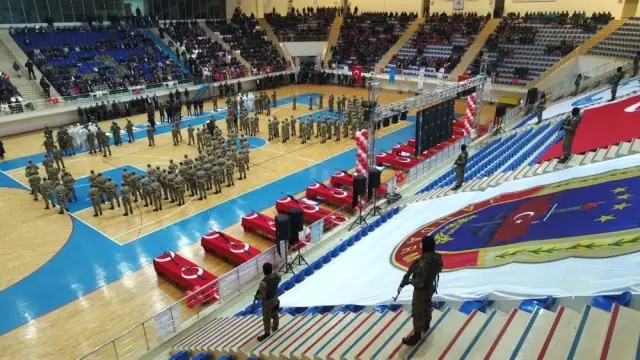 Boksör ve Karateci Koruculardan Gövde Gösterisi Boksör ve Karateci Koruculardan Gövde Gösterisi