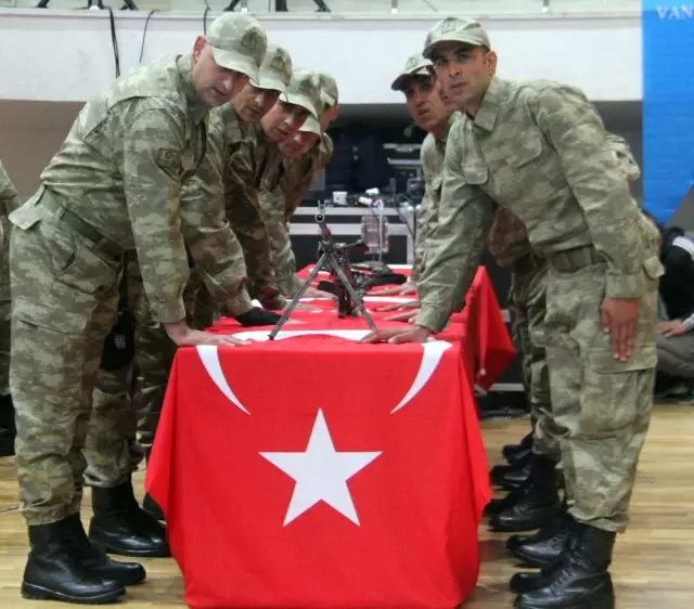 Boksör ve Karateci Koruculardan Gövde Gösterisi Boksör ve Karateci Koruculardan Gövde Gösterisi