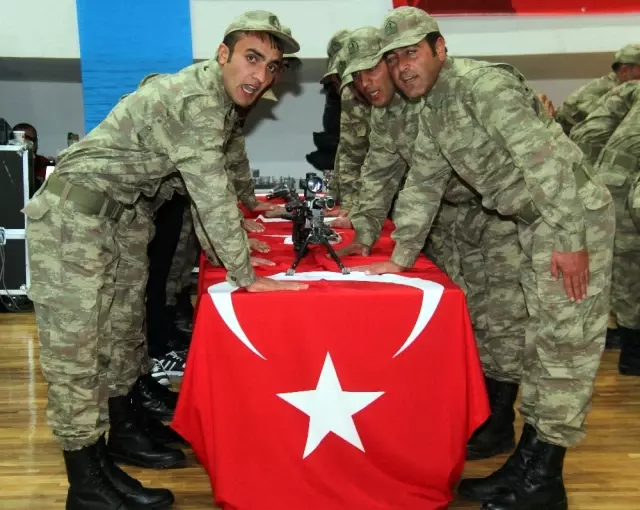 Boksör ve Karateci Koruculardan Gövde Gösterisi Boksör ve Karateci Koruculardan Gövde Gösterisi