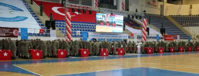 Boksör ve Karateci Koruculardan Gövde Gösterisi Boksör ve Karateci Koruculardan Gövde Gösterisi