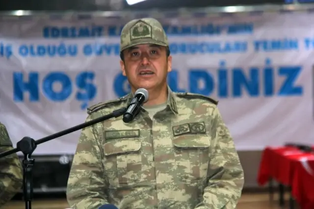 Boksör ve Karateci Koruculardan Gövde Gösterisi Boksör ve Karateci Koruculardan Gövde Gösterisi