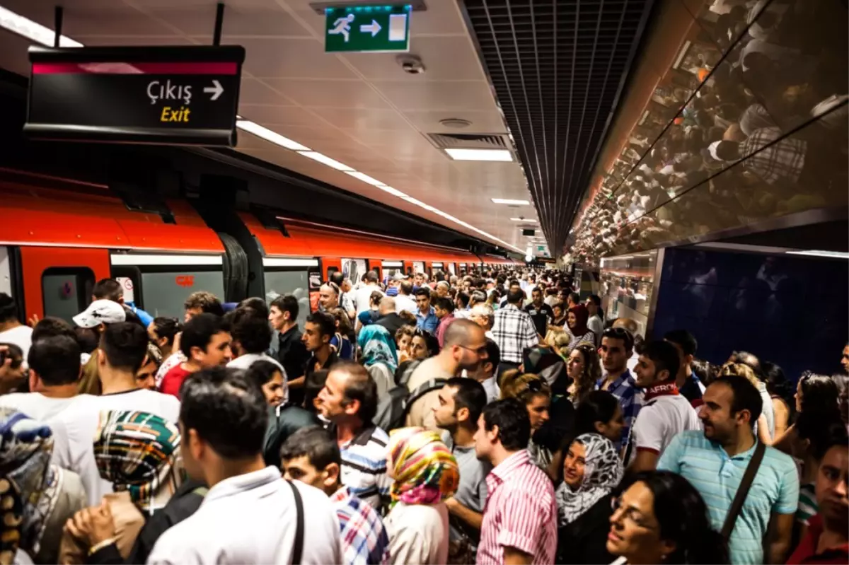 Метро istanbul. Метро Стамбула. Стамбульский метрополитен. Вагон метро Стамбула. Стамбул в час пик.