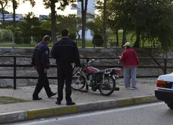 Motosiklet Bariyere Çarptı; 3 Kişi Yaralandı Motosiklet Bariyere Çarptı; 3 Kişi Yaralandı