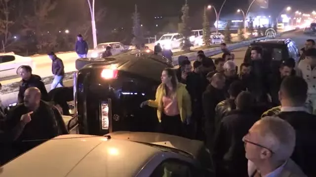 Otomobil Hafif Ticari Araçla Çarpıştı: 4 Yaralı Otomobil Hafif Ticari Araçla Çarpıştı: 4 Yaralı