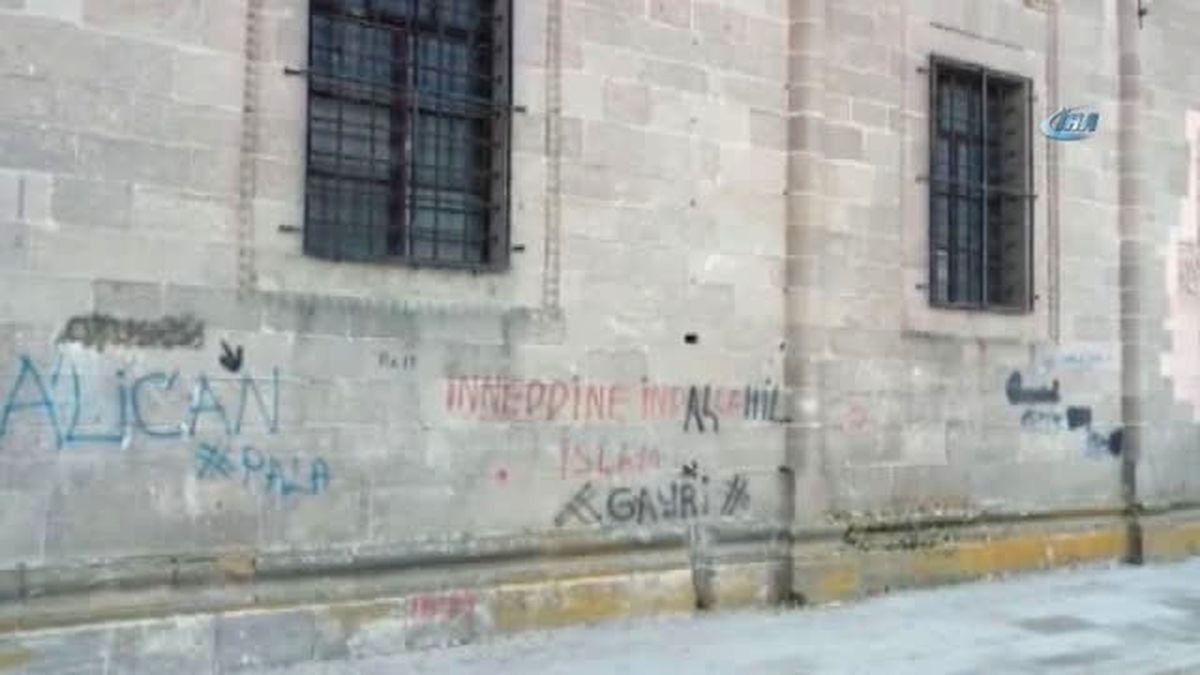 Tarihi Kiliseye Duvar Yazısı