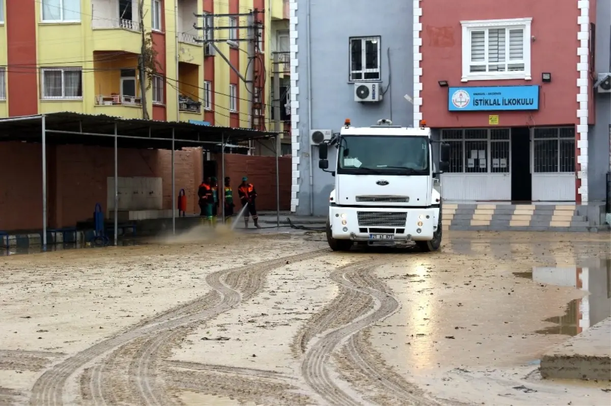 Akdeniz Belediyesi, Yağmur ve Doludan Etkilenen Vatandaşların Yardımına