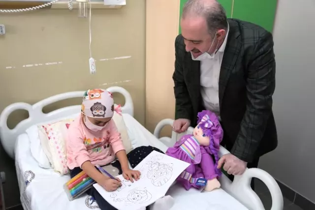 Başkan Özgökçe'den Lösemili Çocuklara Moral Başkan Özgökçe'den Lösemili Çocuklara Moral