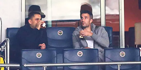 Fenerbahçe'nin Fark Attığı Maçta Robin van Persie Tribünde Keyif Yaptı