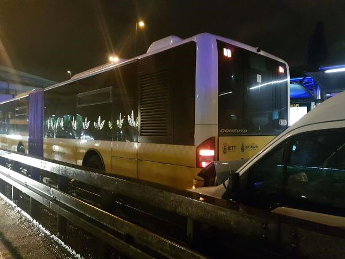 Edirnekapı Metrobüs Durağında Kaza; 1 Yaralı (2)