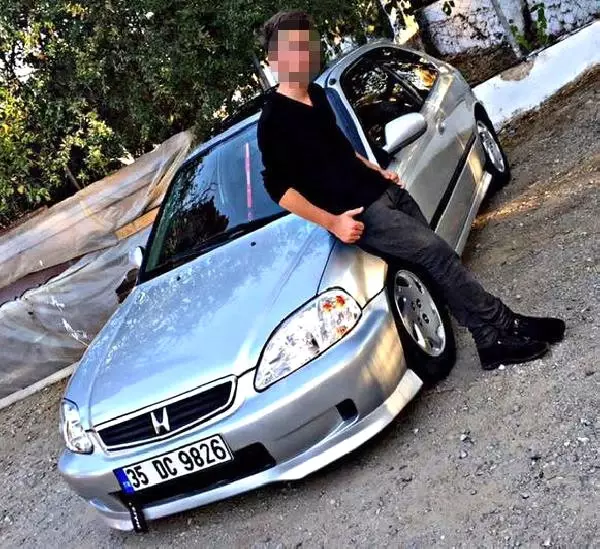 Ehliyetsiz ve Alkollü Sürücü Direğe Çarptı: 1 Ölü, 2 Yaralı Ehliyetsiz ve Alkollü Sürücü Direğe Çarptı: 1 Ölü, 2 Yaralı