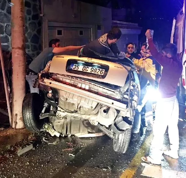 Ehliyetsiz ve Alkollü Sürücü Direğe Çarptı: 1 Ölü, 2 Yaralı Ehliyetsiz ve Alkollü Sürücü Direğe Çarptı: 1 Ölü, 2 Yaralı