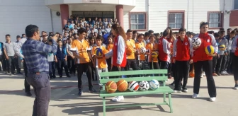 Kadın Basketbol Takımından Lise Öğrencilerine Malzeme Desteği