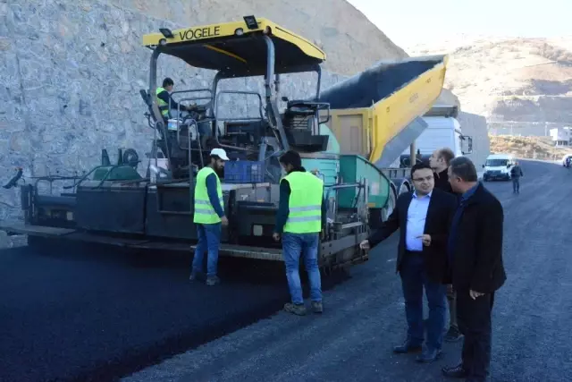 Siirt'in Pervari İlçesi İlk Kez Sıcak Asfalt Gördü