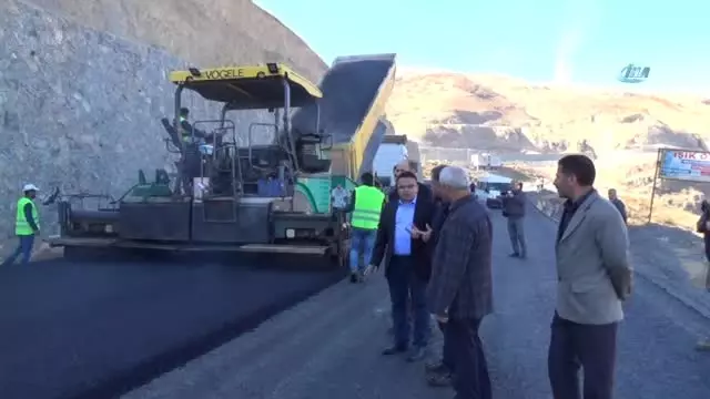 Siirt'in Pervari İlçesi İlk Kez Sıcak Asfalt Gördü