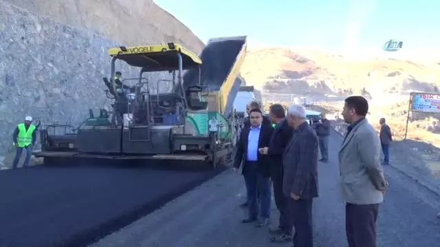 Siirt'in Pervari İlçesi İlk Kez Sıcak Asfalt Gördü