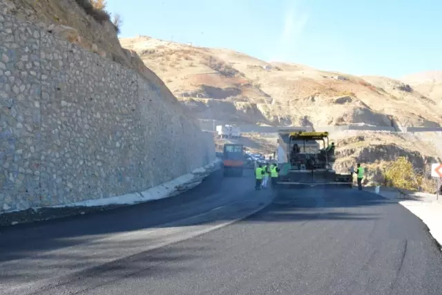 Siirt'in Pervari İlçesi İlk Kez Sıcak Asfalt Gördü