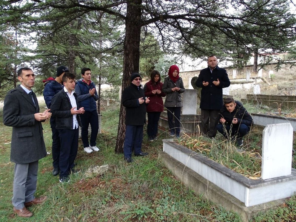 Hisarcık'ta Öğrenciler Öğretmenlerin Mezarlarını Ziyaret Etti