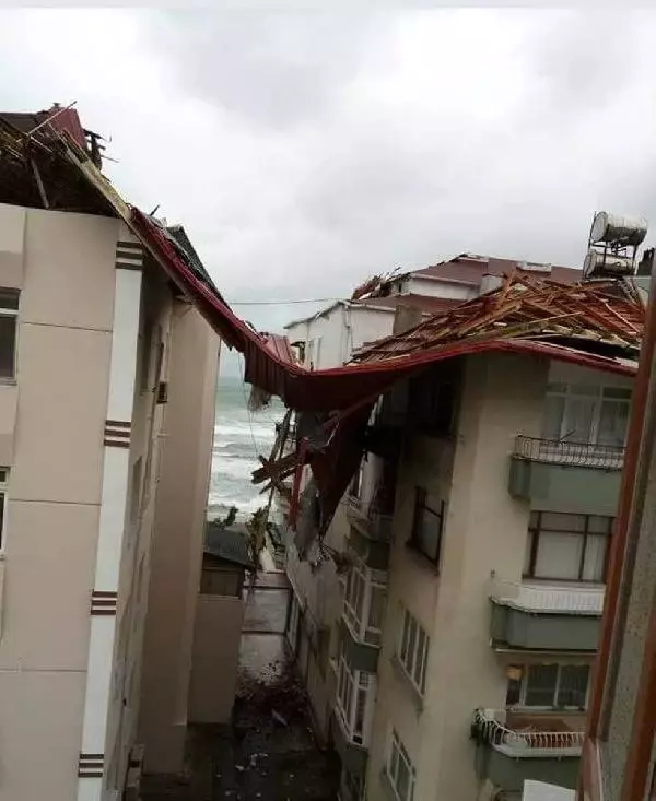 Samsun'da Şiddetli Rüzgar, Çatıları Uçurdu