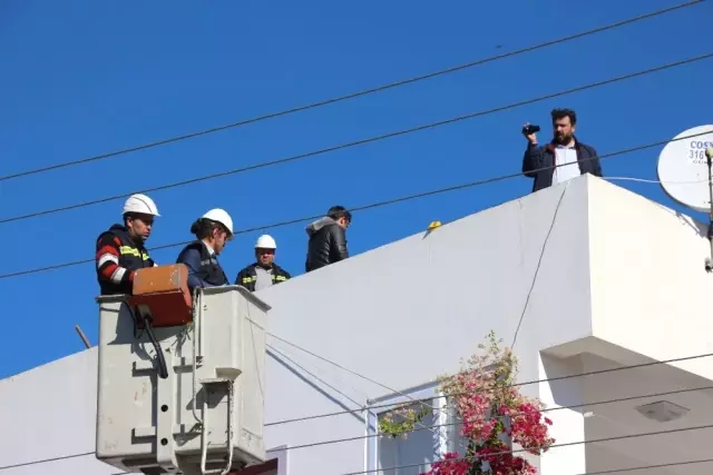 Çamaşır Teli Takarken Elektrik Akımına Kapıldı Çamaşır Teli Takarken Elektrik Akımına Kapıldı
