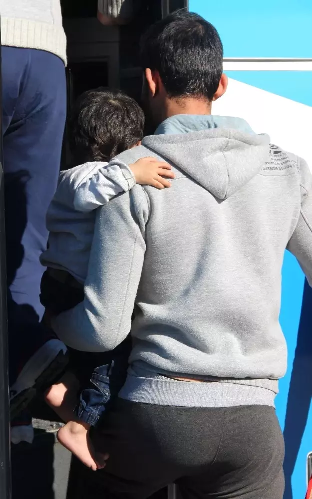 Dalgalı Denizde Kaçmaya Çalışırken Yakalandılar
