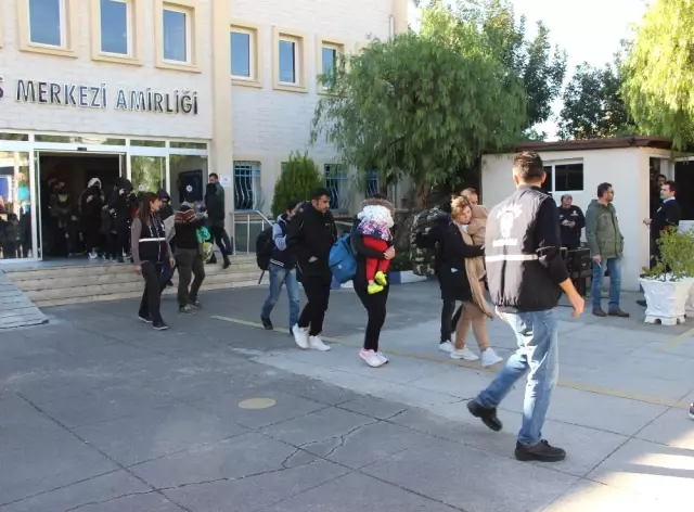 Dalgalı Denizde Kaçmaya Çalışırken Yakalandılar