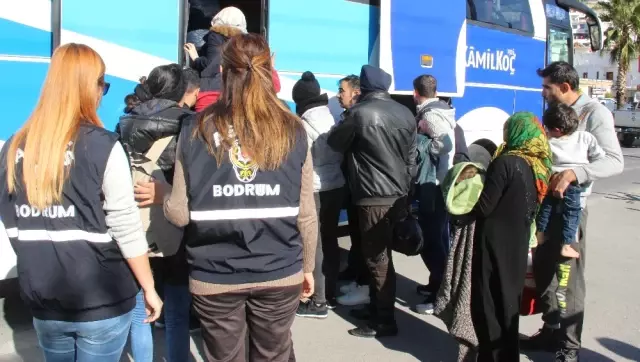 Dalgalı Denizde Kaçmaya Çalışırken Yakalandılar