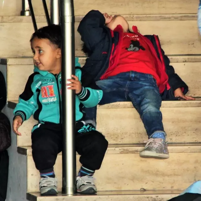 Dalgalı Denizde Kaçmaya Çalışırken Yakalandılar