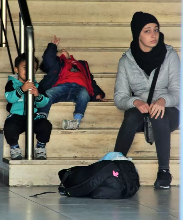 Dalgalı Denizde Kaçmaya Çalışırken Yakalandılar