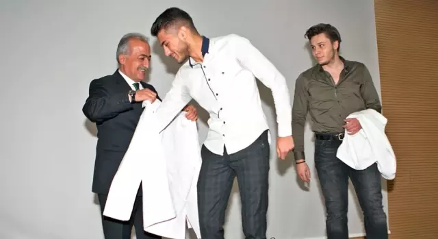 Diş Hekimliği Fakültesi Birinci Sınıf Öğrencileri Beyaz Önlüklerini Giydi Diş Hekimliği Fakültesi Birinci Sınıf Öğrencileri Beyaz Önlüklerini Giydi